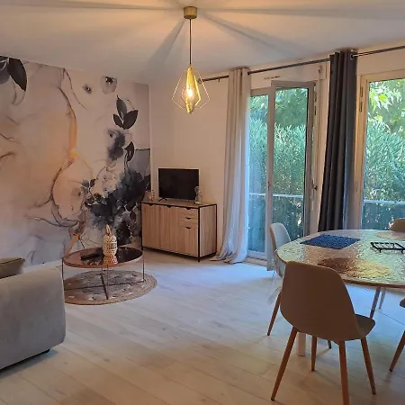 Appartement T2 A 2Min Du Centre +Parking à LʼIsle-sur-la-Sorgue Extérieur photo